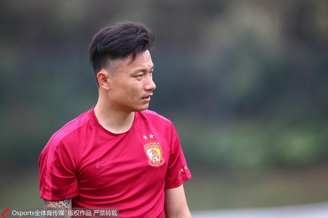 第24分钟，热那亚前场右路斜传到禁区内，巴斯克斯与尤文球员拼抢时摔倒在地，主裁判没有表示！